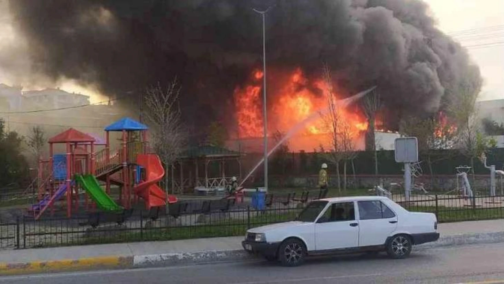 Sultanbeyli mobilya fabrikasında yangın çıktı. İtfaiye ekipleri sevk edildi