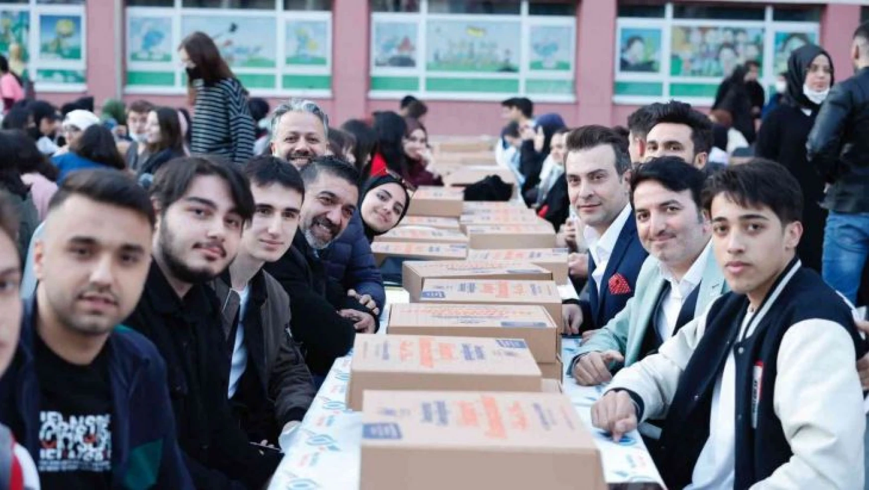 Sultangazi Belediyesi üniversiteye hazırlanan gençleri ağırladı