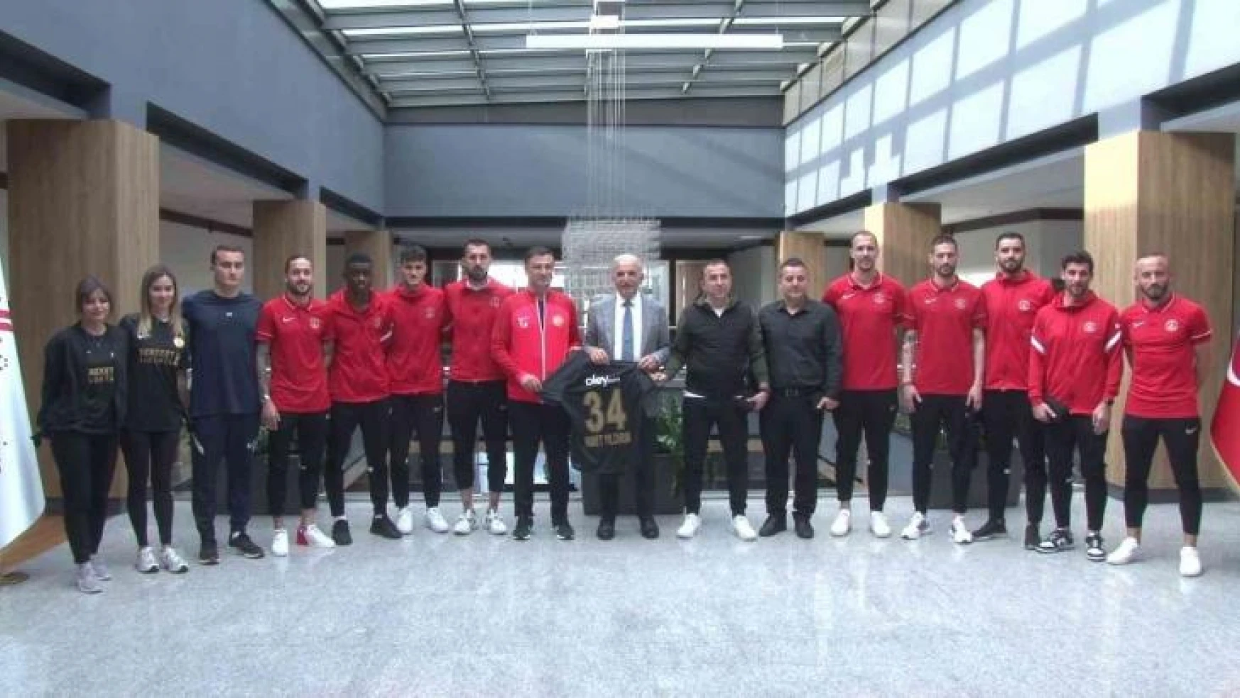Süper Lig'e yükselen Ümraniyespor'dan, Başkan İsmet Yıldırım'a ziyaret