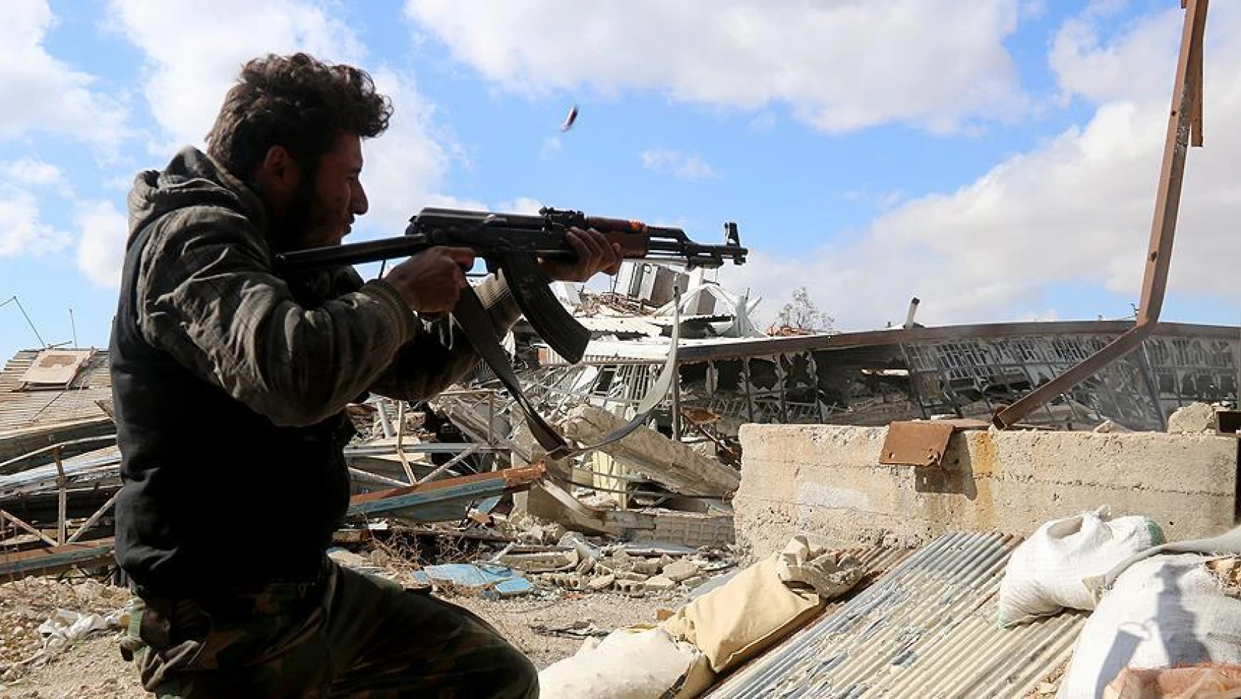 Suriye'de muhaliflerin operasyonlarında 100 rejim askeri öldürüldü