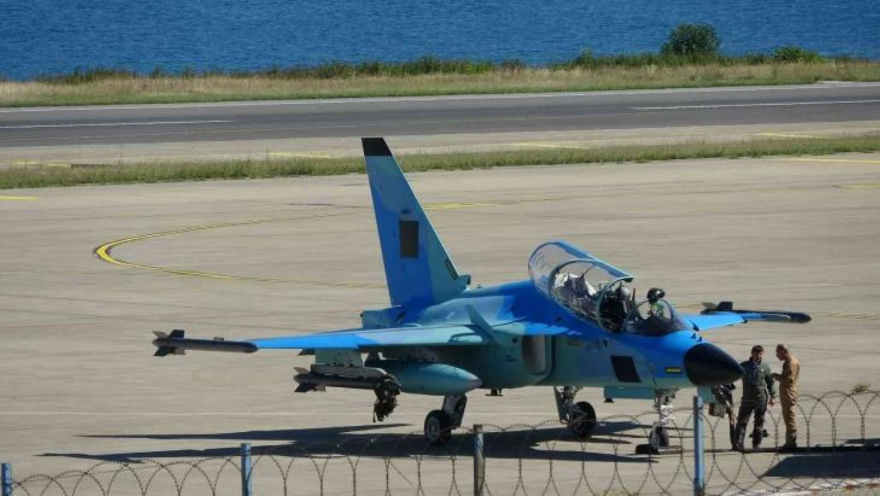 Trabzon Havalimanı'na inen yabancı bir ülkeye ait 3 savaş uçağı merak uyandırdı