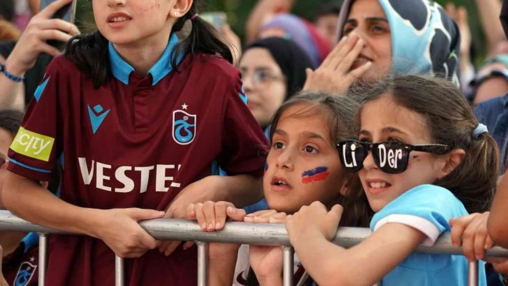 Trabzonsporlu taraftarlar meşalelerle geceyi aydınlattı