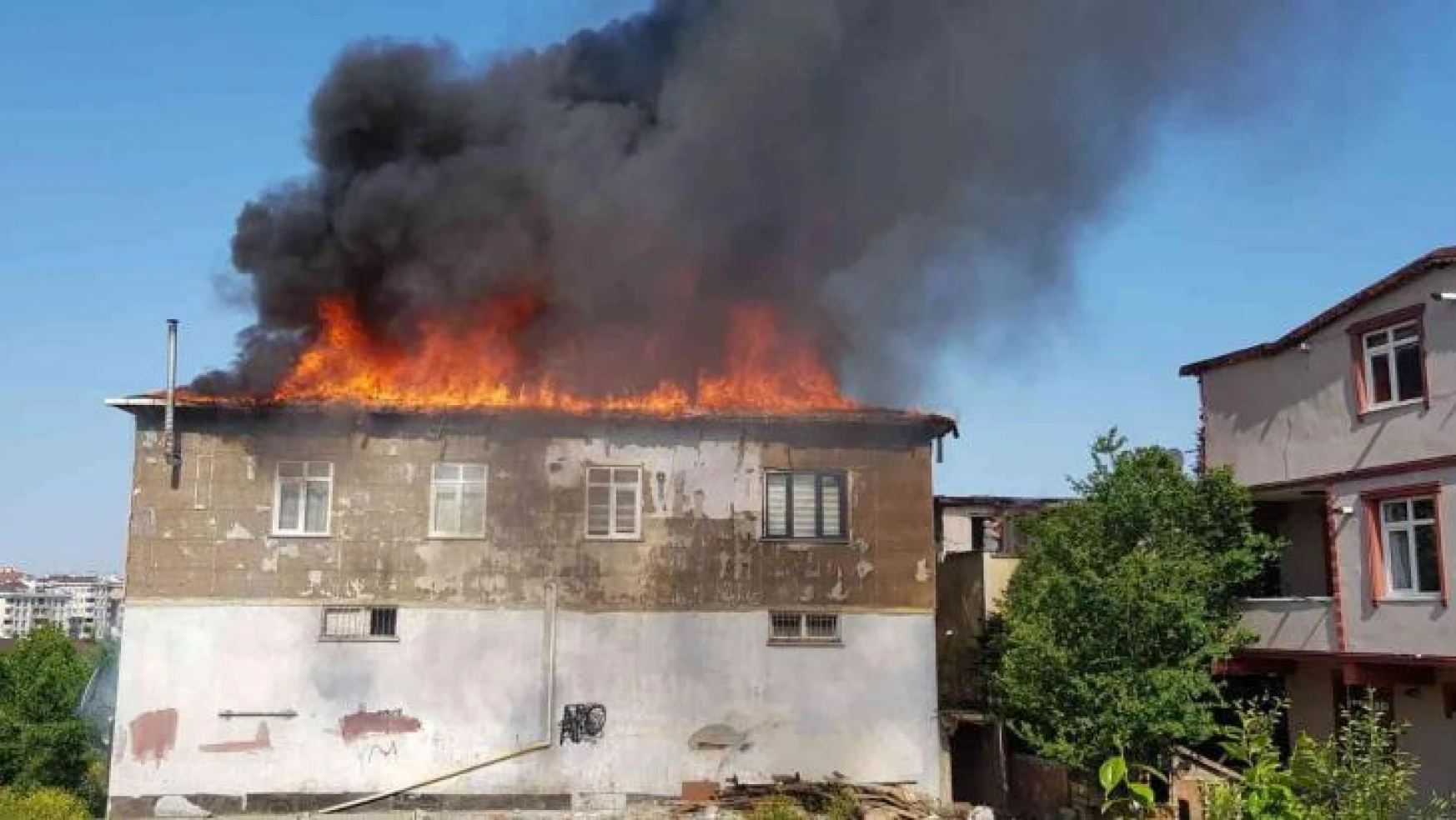 Ümraniye'de 2 katlı bir binanın çatısında yangın çıktı. Olay yerine çok sayıda itfaiye ekibi sevk edildi. Ekiplerin yangına müdahalesi sürüyor.