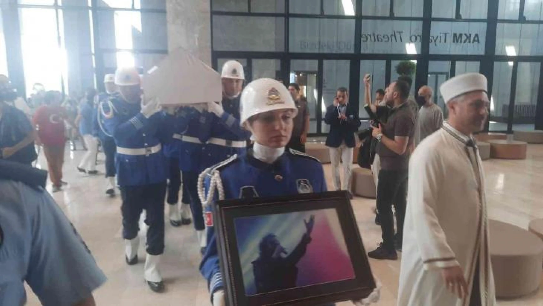 Ünlü sanatçı İlhan İrem için Atatürk Kültür Merkezinde tören düzenlendi