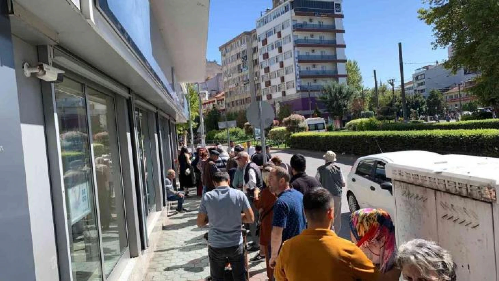 Vatandaşlar sosyal konut başvurusu için banka önlerinde heyecanla beklemeye başladı