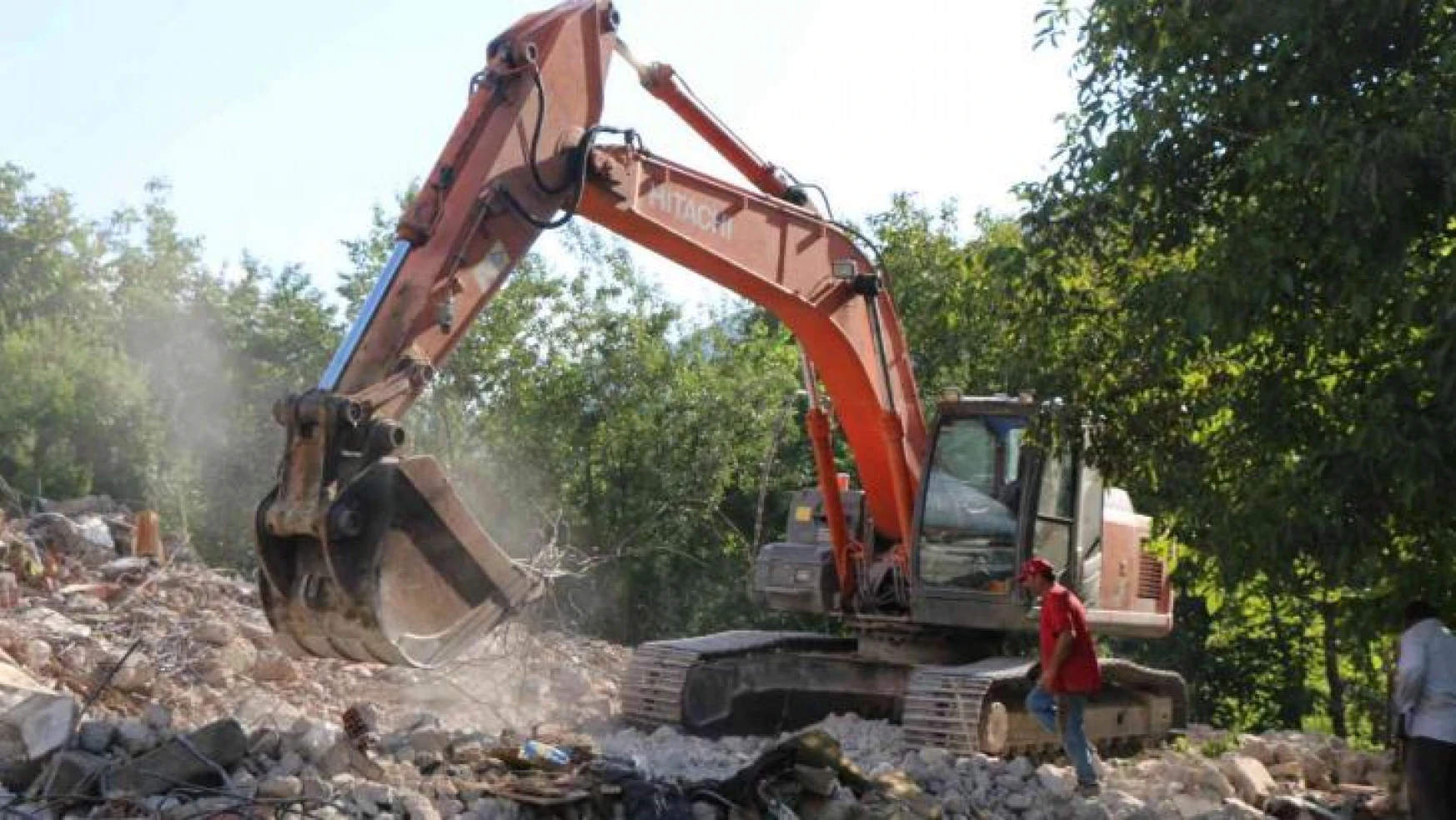 Yenice'de evleri yıkılanlar yeni evlerine geçmek için gün sayıyor