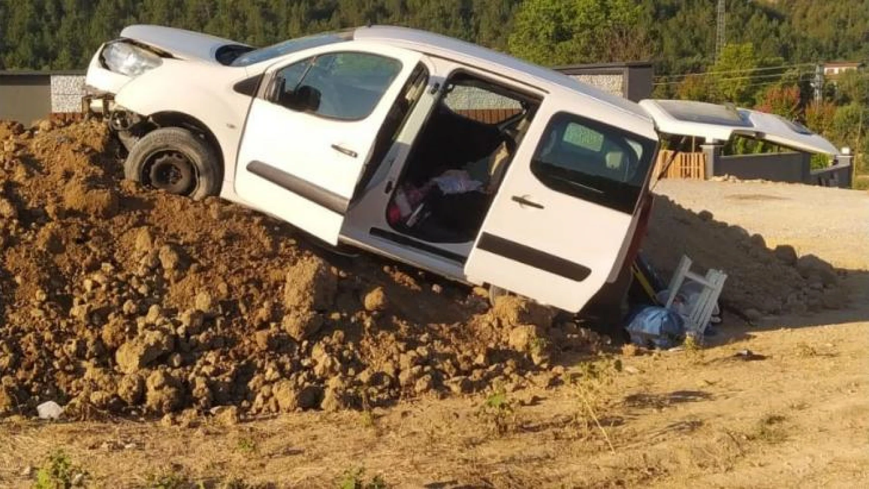 Yoldan çıkan hafif ticari araç toprak yığınına çarptı: 5 yaralı