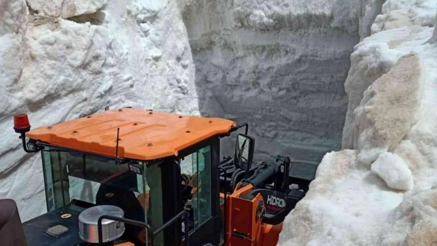 Yüksekova'da Mayıs ayına rağmen 5 metrelik kar tünellerinde çalışma