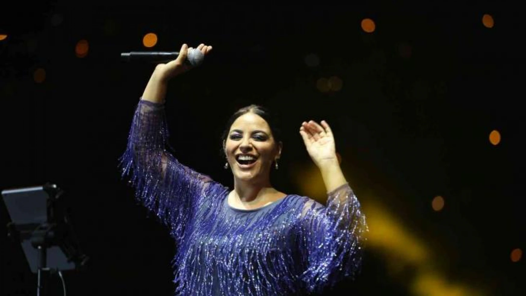 Zara, 30 Ağustos Zafer Bayramı'nda Kaş'ta konser verdi