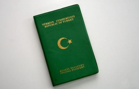 Bazı kurumlarda hizmetlilerin yeşil pasaport alma hakkı var