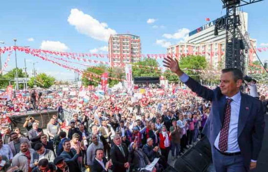 Büyük mitingde Özgür Özel'den çağrı: Emekli maaşı asgari ücretten az olmamalı