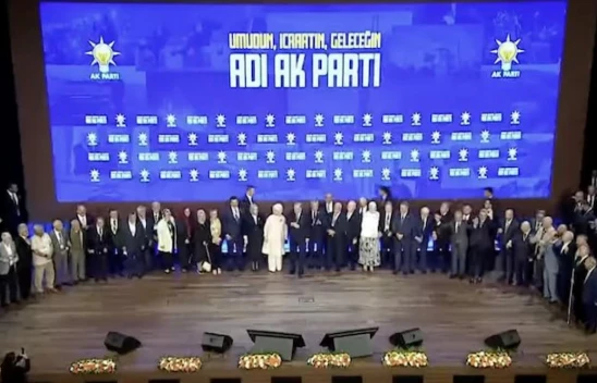 Cumhurbaşkanı Erdoğan rozetlerini taktı: Kuruluşunun 23. yılında AK Parti'ye katılan isimler