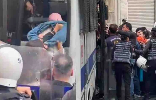 İsrail ile ticarete karşı çıkan gençler İstiklal Caddesi'nde gözaltına alındı