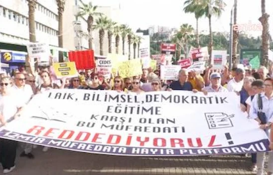 İzmir Müfredata Hayır Platformu'ndan protesto eylemi