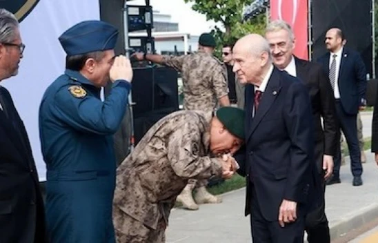 Özel Harekat Başkanı, Devlet Bahçeli'nin elini öptü, sosyal medyadan tepki yağdı