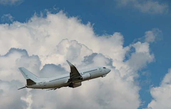 Uçak türbülansa girdi, hostesin belinde kırık oluştu