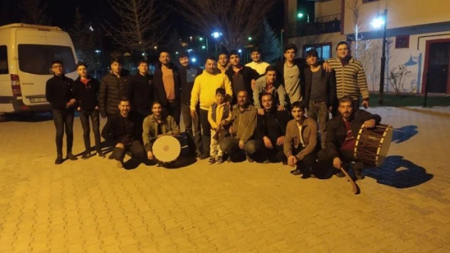 Muhtar mahalleliyi halaylarla sahura götürdü