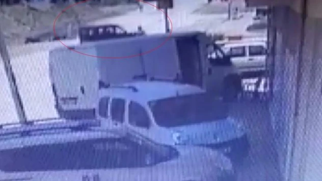 Ölen moto kuryenin kaza anı güvenlik kamerasında