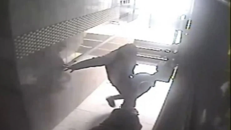 'Kime geldiniz' dedi öldüresiye dayak yedi: Apartman içindeki dehşet anları kamerada