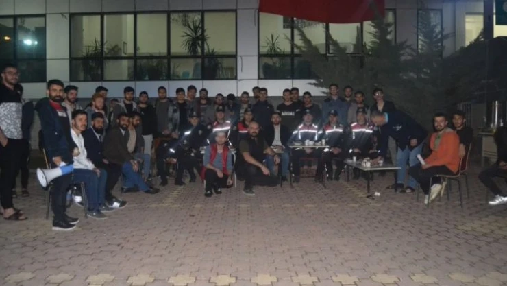 'Olay var' ihbarıyla yurda giden polislere üniversiteli gençlerden sürpriz kutlama