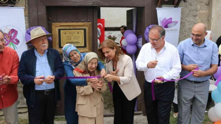 128 yıllık tarihi eve 'En İyi Korunan Ev Ödülü' plaketi çakıldı
