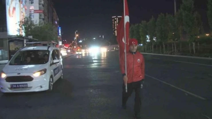 15 Temmuz Şehitleri anısına 8 saatlik yürüyüş: 15 Temmuz Şehitler Köprüsüne yürüdü