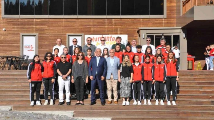 2. Lig'e yükselen Kastamonu Gücü Kadın Futbol Takımı yemekte bir araya geldi