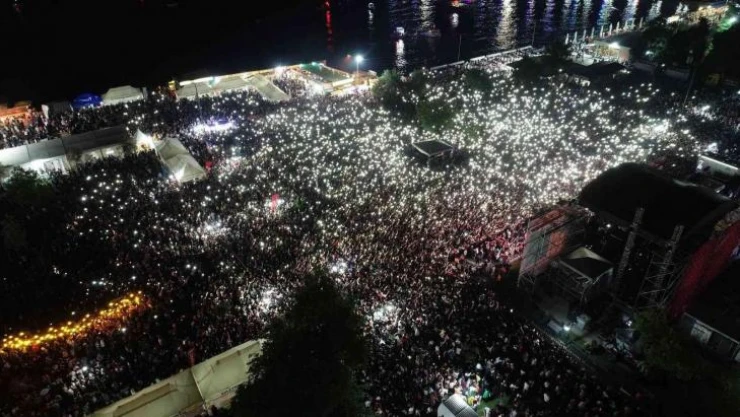 210 binlik şehre 2 buçuk milyon misafir geldi, adım atılacak yer kalmadı