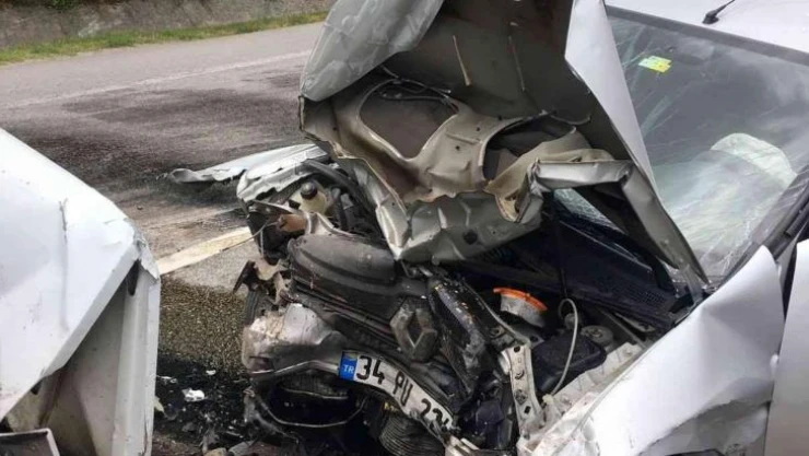 3 otomobil çarpıştı, sıkışan yaralıları itfaiye ekipleri çıkardı