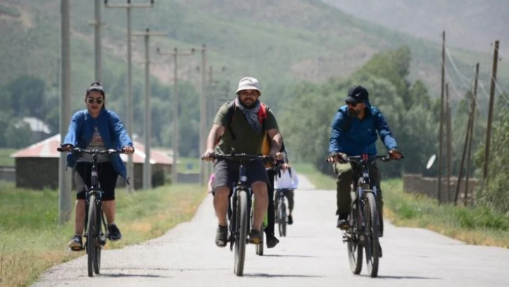 30 kişilik grup 50 kilometre pedal çevirdi