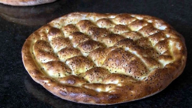 300 dereceye kadar ulaşan sıcaklıkta pişirdikleri pidelerle iftar ve sahur sofralarını süslüyorlar