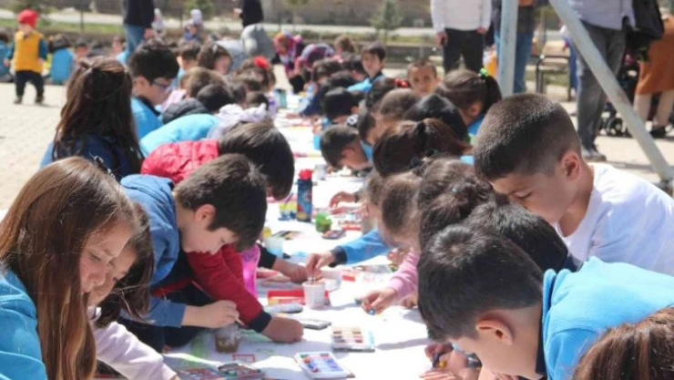 350 öğrenci 150 metrekarelik kumaşa aynı anda resim çizdi