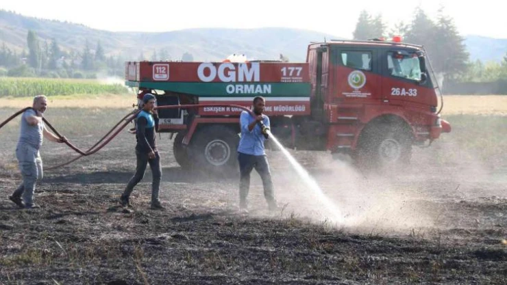 40 dönümlük arpa tarlası dakikalar içerisinde küle döndü