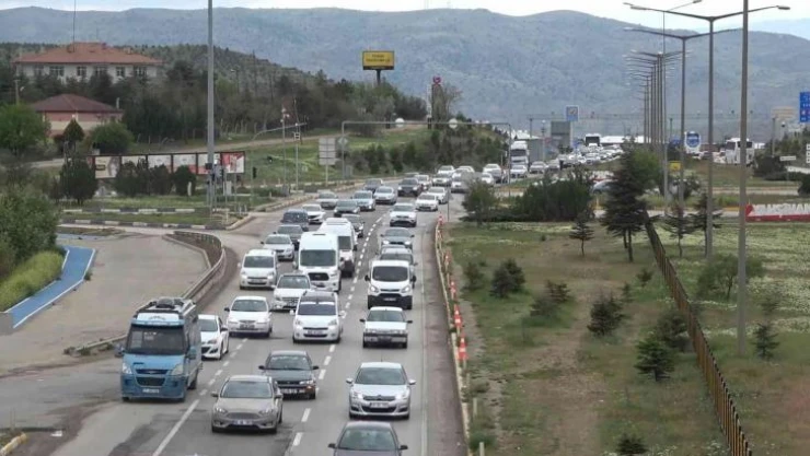 43 ilin geçiş güzergahındaki Kırıkkale'de trafik yoğunluğu