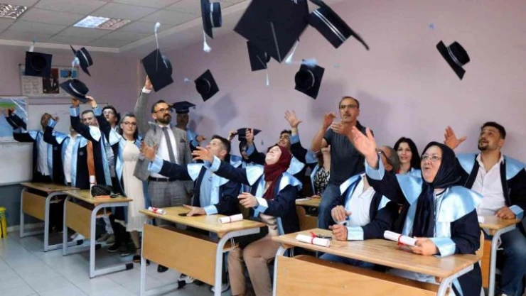 50'li yaşlarda lise mezunu oldular, kep attılar