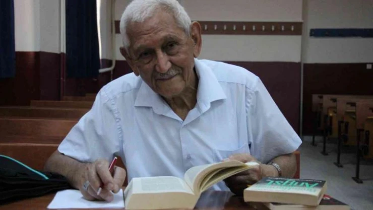 73 yaşında üniversite mezunu oldu, kep fırlattı