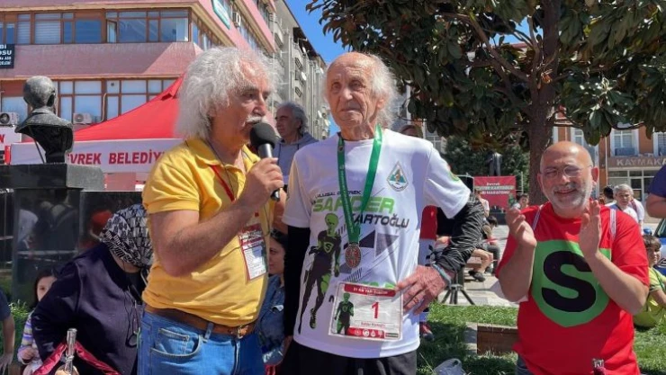 94'lük milli atlet, adına düzenlenen yarı maratonda koştu