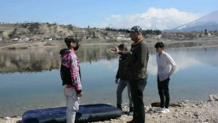 Adrenalin olsun diye şişme yatakla baraj gölüne girdiler