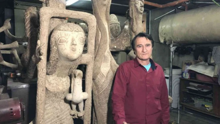 Afgan göçmen çöpten topladığı atıklarla kazan dairesinde heykel yapıyor