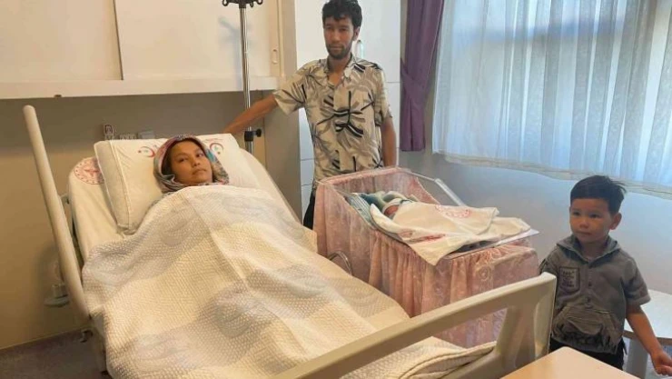 Afgan kadın, nehrin ortasında ölümün kıyısında bota tutunarak doğum yaptı