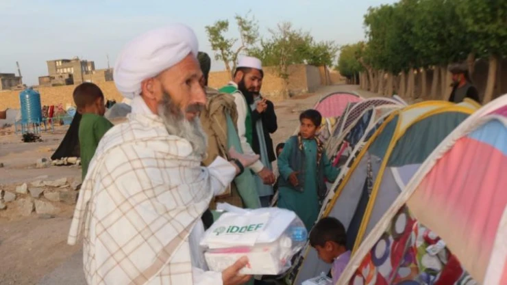 Afganistan'da çadırlarda kalan ailelere iftar ikramı