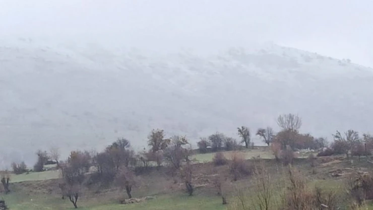 Afyonkarahisar'da yüksek kesimlere kar yağdı