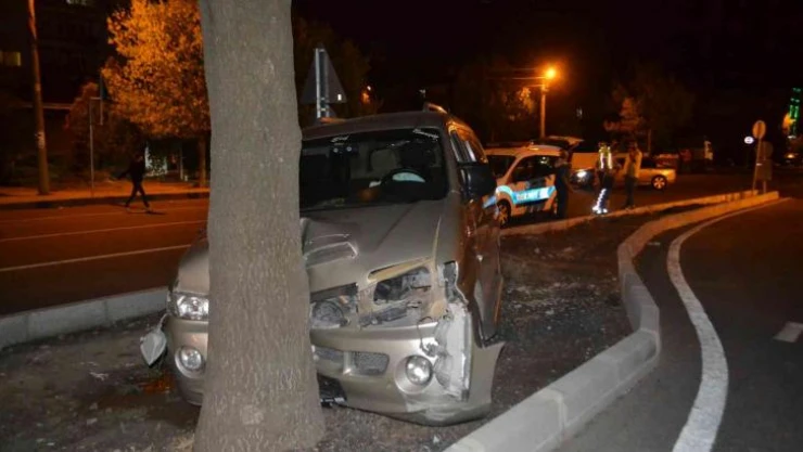 Ağaca çarpan ehliyetsiz sürücü yaralandı