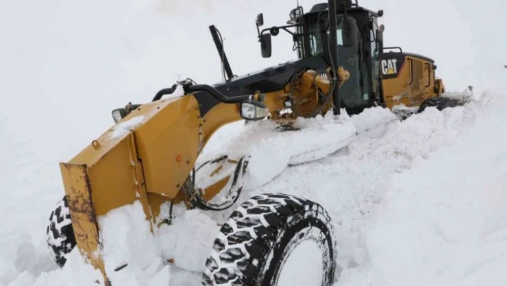 Ağrı'da 'Kar Kaplanları' kapanan yollar için seferber oldu