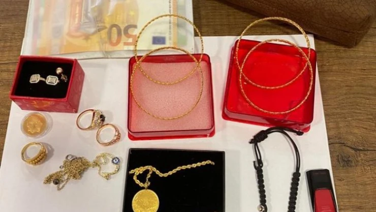 Ağrı'da minibüste düşürülen 100 bin lira değerindeki döviz ve altın sahibine teslim edildi