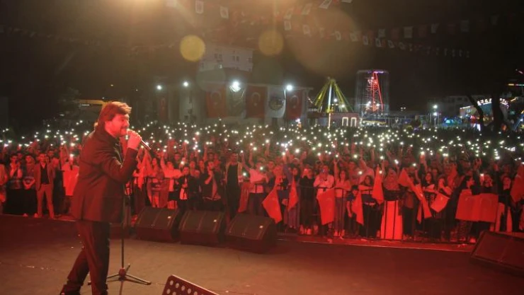 Ahmet Şafak yeni şarkısı 'Bizden Olmaz'ı ilk kez Kula'da seslendirdi
