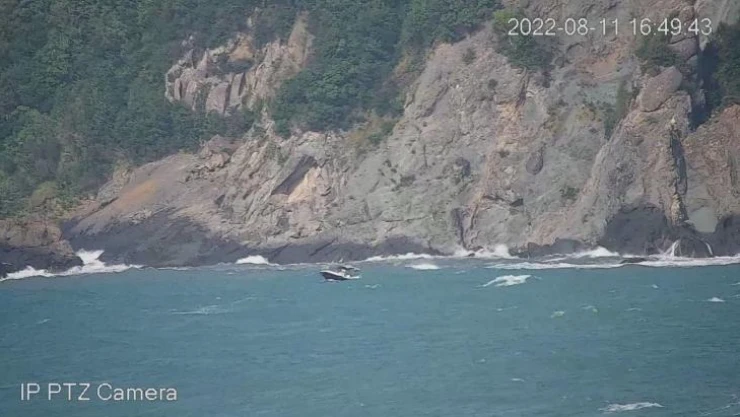 Ailesiyle sahilde eğlenirken dalgalara kapılan şahıs, nefes kesen operasyonla kurtarıldı