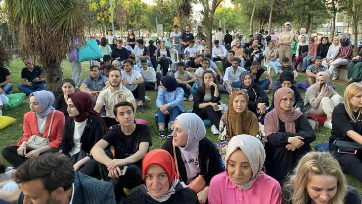 AK Parti Genel Başkan Yardımcısı Jülide Sarıeroğlu Zeytinburnu'nda gençlerle buluştu