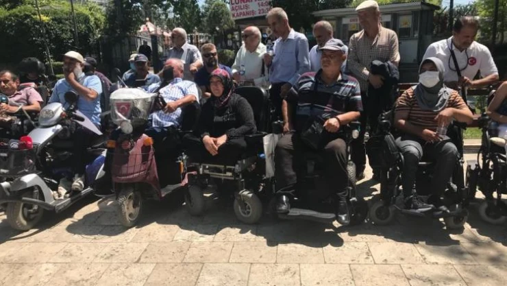 Aktif Engelliler Platformu'ndan, lunaparka alınmadığı iddia edilen engelli aile ile basın açıklaması