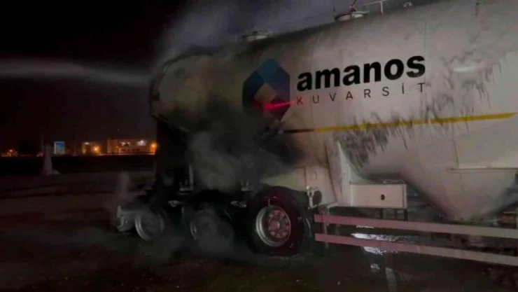 Alev alan beton mikserini benzin istasyonu çalışanları söndürdü